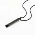 Macro-opname van zwarte roestvrijstalen ademhalingshanger met een moderne box-ketting - Zwart