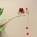 Chinesische Haarnadel mit roter Samtpflaumenblüte und eleganten goldenen Quasten - Roter Samt Pflaumenblüte Zweig Quaste Stil (3844)