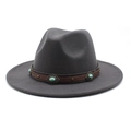 Détail du chapeau en laine gris avec ruban en cuir brun, turquoise et rivets - Gris clair