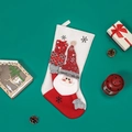 Calza di Natale rossa e bianca con Babbo Natale 3D e fiocchi di neve su sfondo verde - Babbo Natale