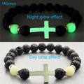 Bracciale a croce luminosa con effetto bagliore verde e perle di pietra lavica nera - Verde