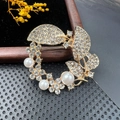 Détail de la broche fleur avec strass en cristal et perles sur base en alliage doré - BZ026 Feuillage Papillon