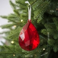Roter Acryl-Weihnachtsanhänger in Tropfenform am Baum mit Lichtern, 12cm Höhe - Wassertropfen Edelstein / Rot