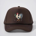 Détail d'une casquette trucker marron avec imprimé coq et filet respirant à l'arrière - Café