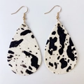 Détails des boucles d'oreilles gouttes en cuir à motif vache avec crochets dorés - Style Larme Imprimé Vache (5)