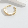 Dettaglio dell'anello dorato regolabile con zircone e gemma a cuore rosso - Cuore in Zircone Rosa