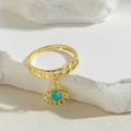 Detail eines verstellbaren Goldkettenrings mit türkisfarbenem Evil Eye Anhänger - Gold - Grüner Zirkonia