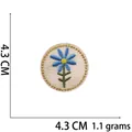 Detail eines blauen Gänseblümchen-Aufnähers mit goldenem Rand und 4,3 cm Größenmessung - 9# Blaue Gänseblümchen (Rund)
