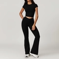 Conjunto de yoga negro reciclado con top corto y leggings de campana cruzados - S / Manga Corta + Pantalones de Campana / Negro Premium