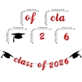 Dimensioni dettagliate dello striscione Class of 2026 glitter rosso con tocco accademico - Classe del 2026 / Rosso Luccicante