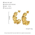 Pendientes en forma de C de acero inoxidable bañados en oro 18K con textura de onda - Dorado