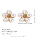 Blumenohrstecker aus 18K vergoldetem Edelstahl mit Perlenimitat und mattgoldener Mitte - Französische Perlenblumen-Ohrstecker - Gold