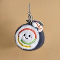 Porte-clés sushi en peluche avec visage souriant et rayures colorées sur fond gris - Sushi / 8cm