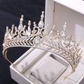 Dettaglio di una lussuosa corona da sposa dorata con cristalli su una scatola bianca - Oro KC Strass Bianchi