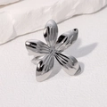 Bague fleur en acier inoxydable argenté poli avec design à cinq pétales sur blanc - Couleur Acier