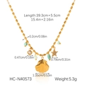 Detalle de collar dorado de estilo marino con colgantes de concha y dimensiones - Collar de Concha y Estrella (HC-N40573)