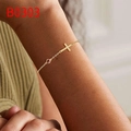 Bracciale a croce dorata con gemma rossa rotonda al polso per un look raffinato - Rosso (B0303)