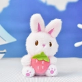 Nahaufnahme eines süßen rosa Plüsch-Häschen-Anhängers mit Erdbeere für Taschen - Einfache Schließe / Rosa / 13cm