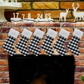 Set di 6 calze di Natale a quadretti rossi e neri appese a un caminetto decorato - Quadri Bianchi e Neri - Confezione da 6