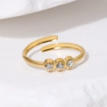 Bague minimaliste en acier titane plaqué or 18K avec trois zircons blancs incrustés - Ouvert Réglable / Doré
