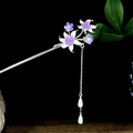 Goldener Hanfu Haarstab mit violetten Blumenornamenten und hängenden Quastenakzenten - Lila-Weiße Blume Künstliche Perle Quaste (0315)