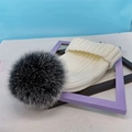Gorro de punto de invierno en blanco puro con un gran pompón de piel sintética negra y gris - Talla única / Gorro Blanco Con Pompon Negro Blanco