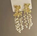 Detalle de pendientes de hoja de oro con elegantes cadenas de borlas de perlas blancas - Borla de Hoja de Membrillo (1#) / Dorado