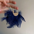Pendientes boho dorados de semicírculo con plumas azul marino y textura de metal tejido - Azul