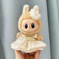 Bambola Labubu in tutina di peluche marrone con fiore bianco e gonna a pieghe - Gonna A Bocciolo Di Champagne / I Portachiavi Di Prima E Seconda Generazione Sono Compatibili Con Le Bambole Di Stoffa La. Bambole Non Incluse.