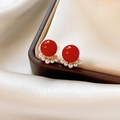 Dettaglio di orecchini placcati oro 18k con perline rosse, perle e accenti di zircone - Oro Rosso Con Perno In Argento S925