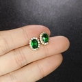 Elegante smaragdgroene ovale halo oorknopjes met gouden afwerking en kristallen - Oorbellen Paar