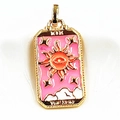 Makroaufnahme von Tarot-Sonnenanhänger aus Gold mit Emaille und Auge-Sonne-Muster - Rosa Sonnenanhänger / Nur Anhänger