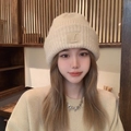 Bonnet d'hiver en tricot beige épais pour hommes et femmes avec un écusson logo carré - Style Brodé avec Logo L / Blanc Cassé