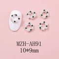 Détails macro des breloques à ongles couronne de Noël avec perles et strass verts - Style Grande Couronne Strass Vert Base Argentée(AH91)
