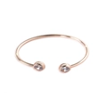 Elegante bracciale aperto farfalla oro rosa con due cristalli scintillanti su sfondo bianco - Stile Doppio Diamante Zircone / Oro rosa