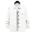 Détail d'une veste chemise en sergé blanc avec boutons noirs et poche poitrine à rabat - S / Blanc