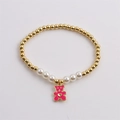 Bracciale a sfere dorate con perle bianche e ciondolo a forma di orso rosa su fondo bianco - Ciondolo Orso Smaltato / Rosso