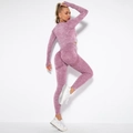 Detail von pflaumenfarbenem Acid-Wash Yoga-Set mit Po-Push-Up und Rippstrick-Leggings - Gewaschenes Weinrot
