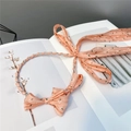 Detailansicht eines rosa geblümten Stirnbands mit Schleife und langen Bändern - Orange Punkte