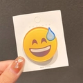 Soporte para móvil con diseño de emoji en acrílico amarillo sobre tarjeta blanca - Emoji Sudando