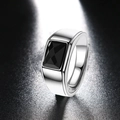 Primer plano de un anillo ancho de plata con una gran piedra negra cuadrada en fondo oscuro - Abierto Ajustable / Estilo D-Gema Negra Cuadrada Simple