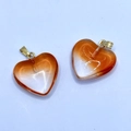 Bernsteinfarbener Herzanhänger mit weißem Schleifenmotiv und goldener Öse - Orange