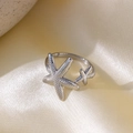 Bague étoile de mer argentée ajustable avec texture marine sur fond en satin élégant - Bague Ouverte Étoile de Mer (QYF55) / Argent