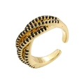 Detailansicht eines goldfarbenen Crossover-Rings mit schwarzen Kristallen - Gold Schwarzer Zirkonia