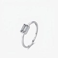 Elegante anello in argento sterling S925 con una classica pietra solitaria taglio smeraldo - Taglia US 5 / Rettangolare