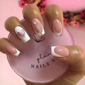 Rosa-weiße French Press-on Nails mit glitzernden Herzen und weißem Liniendesign - Rosa und Weißer Französischer Herzstil (JP2031)