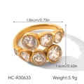 Makroansicht des goldenen Edelstahlrings mit weißen Zirkonia und Abmessungen - Runder Zirkon-Stil (HC-R30633)