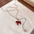 Détail du collier vintage avec pendentif cheval en émail rouge et chaîne serpent - 14# Collier-Argent-Rouge