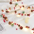 Guirnalda LED de Navidad con piñas, bayas rojas y luces cálidas sobre piel blanca - Estilo de Piña (2m 20 LEDs)