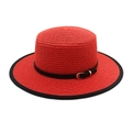 Detail van rode strohoed met zwarte lederen band, gouden gesp en contrasterende rand - M (56-58cm) / Rood
